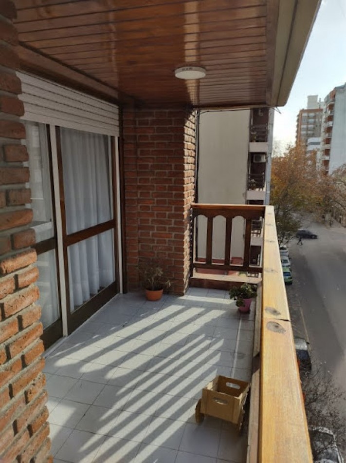 DEPARTAMENTO DE 4 AMBIENTES CON DEPENDENCIA Y CON COCHERA- LA PERLA