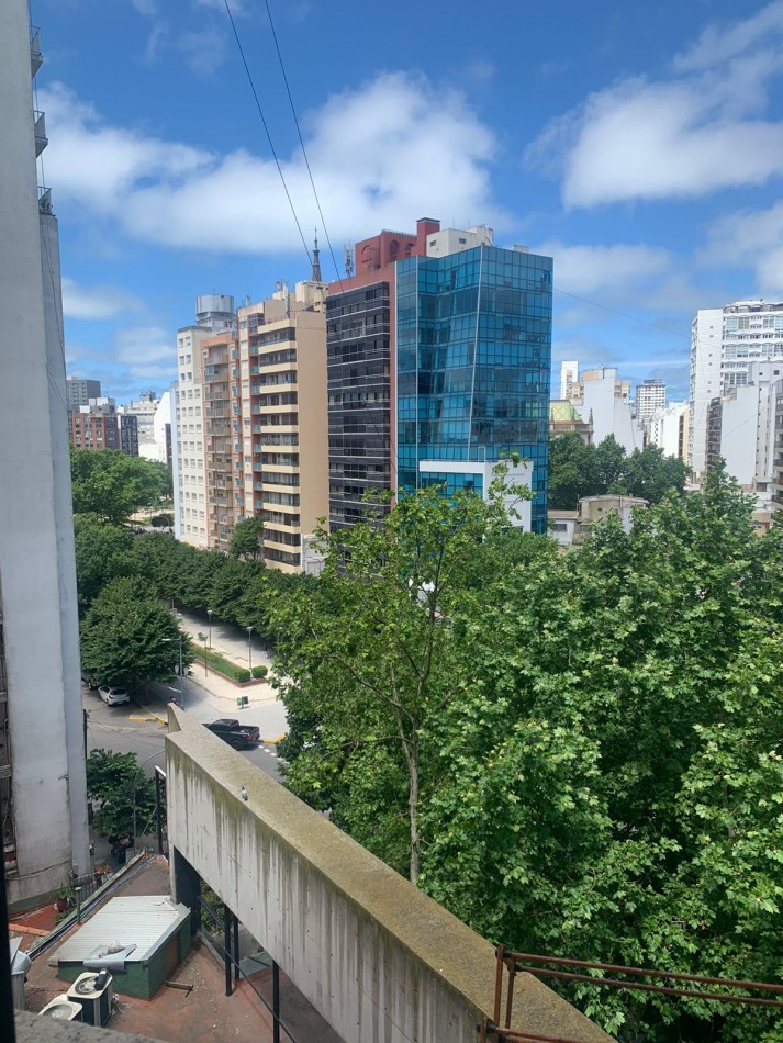 UN AMBIENTE LATERAL MUY LUMINOSO- A 50 METROS DEL SHOPPING LOS GALLEGOS-
