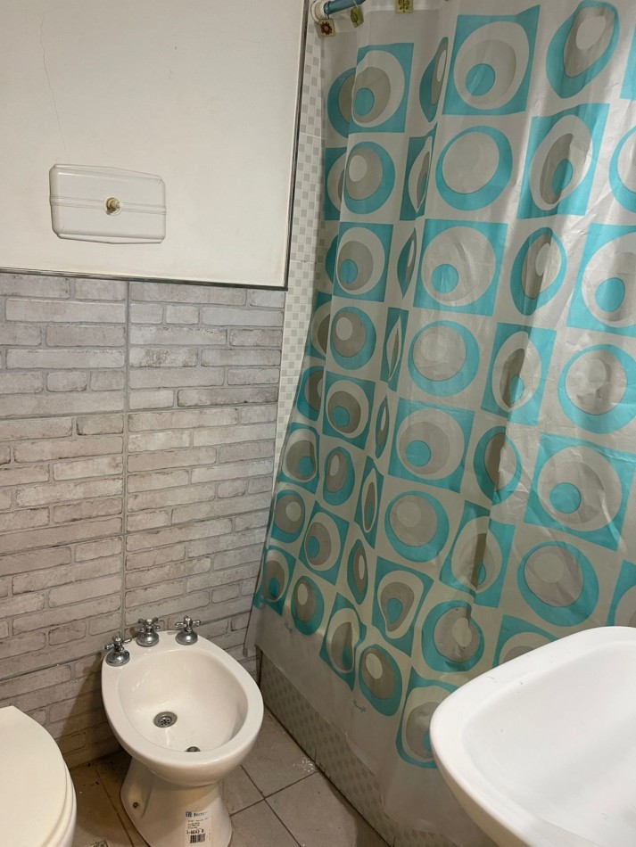 AMPLIO MONOAMBIENTE A LA CALLE C/BALCON p/ 4 personas -ZONA PASEO ALDREY