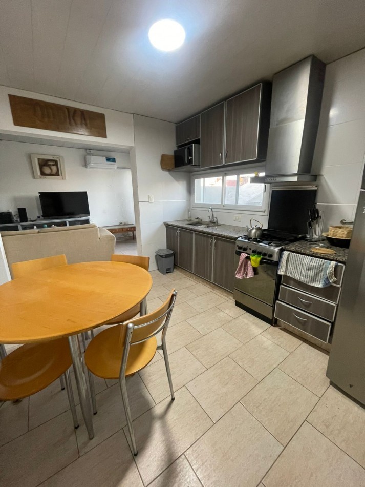 PARA 6 HUESPEDES -PH en Planta alta -3 DORMITORIOS, 2 BAÑOS -COCHERA-TERRAZA C/PARRILLA Y LAVADERO