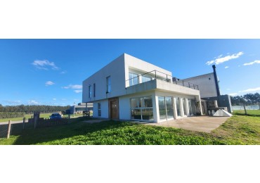 CASA DE CORTE MODERNO  A ESTRENAR -ACEPTA PERMUTA - BARRIO PRIVADO TIERRA DEL MAR 